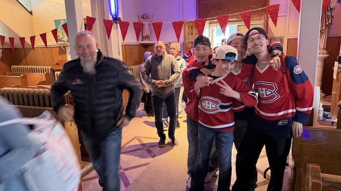 Des partisans qui font leur entrée dans l'église Saint-Étienne pour visionner le match.