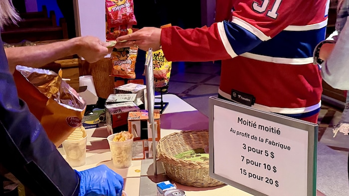 Une personne qui achète des bonbons.