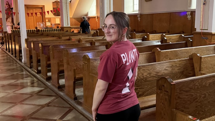 Clara Plante, qui porte fièrement le chandail de Jacques Plante.