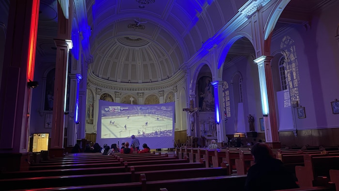 Une église presque vide.