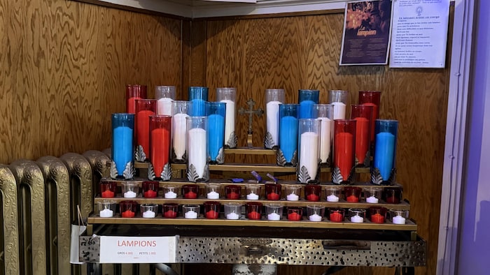 Des cierges bleux, blancs et rouges à l'église Saint-Étienne