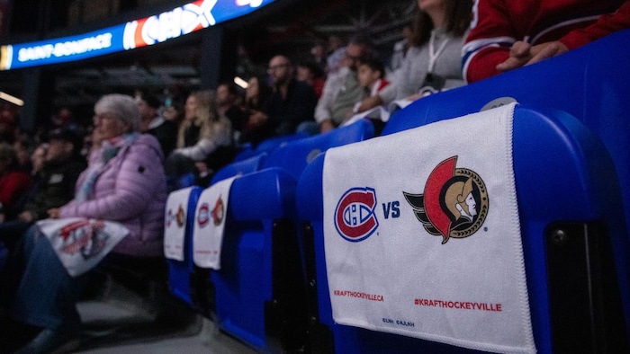 Des serviettes déposées sur les bancs du Colisée Vidéotron.