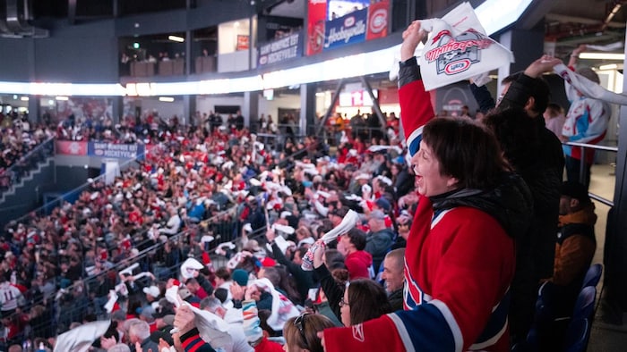 Des partisans au Colisée Vidéotron.