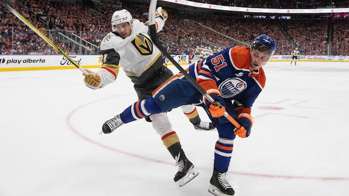 Les deux joueurs en déséquilibre sur un patin lors d'un match