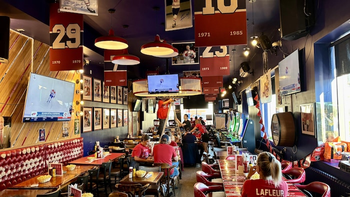 Du personnel en action dans une brasserie presque vide. 