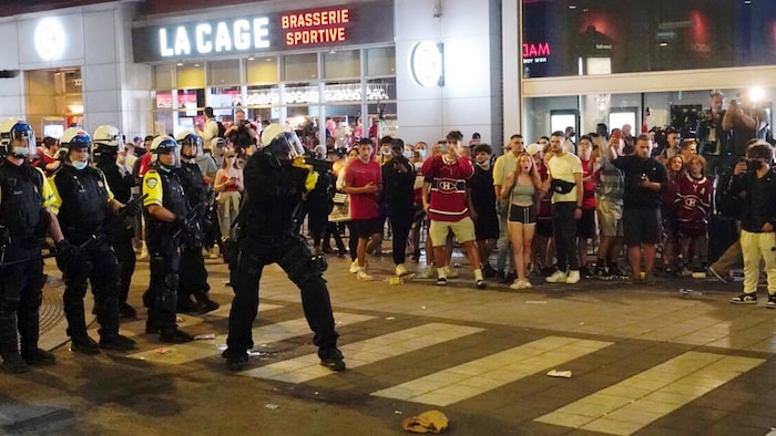 La police en action près du Centre Bell.