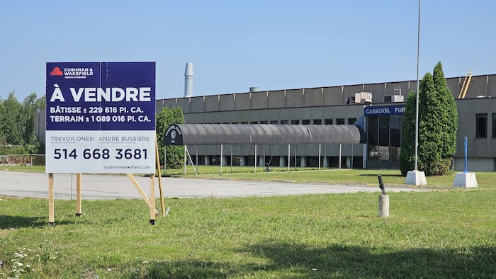 Une pancarte «à vendre» sur un terrain industriel.