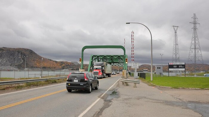 Un bout de la chaussée avec du trafic.