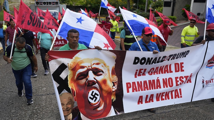 Des gens manifestent contre Donald Trump.