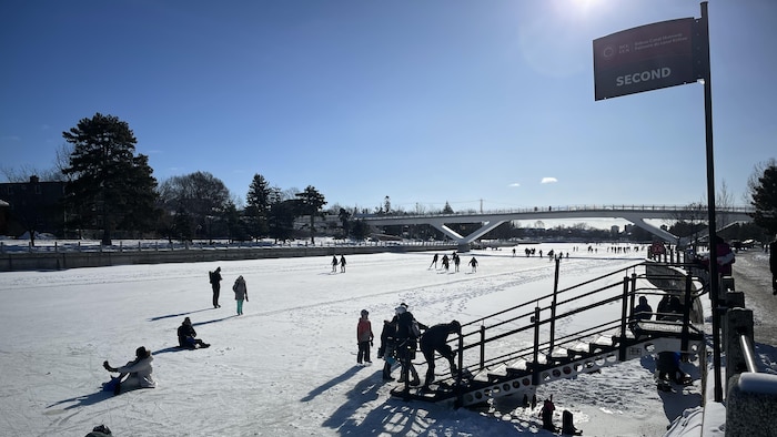 Après Un Hiver D’absence, La Patinoire Du Canal Rideau Rouvre Ses ...