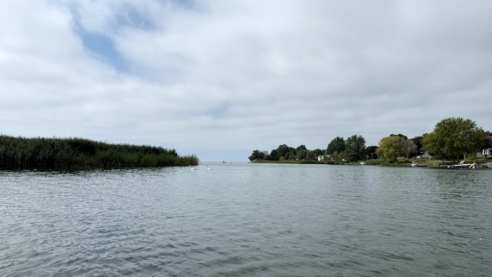 Le canal serpentin qui fait le lien entre la baie de Wellers et le lac Ontario.