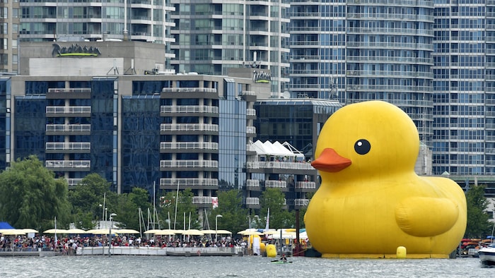 Le «Globe and Mail» a estimé le coût de la location de ce canard géant à 200 000$.