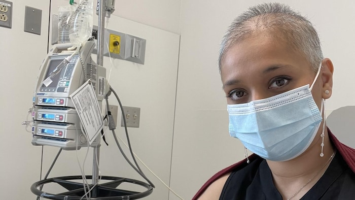 Une femme qui reçoit un traitement pour un cancer.