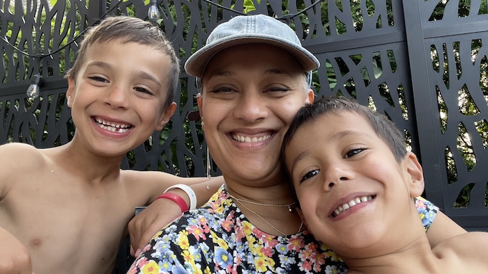 Une mère avec ses deux enfants.