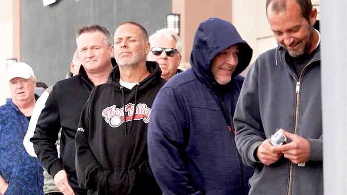 Une image des hommes devant la clinique.