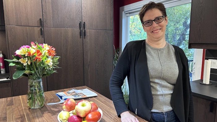 Une femme dans sa cuisine