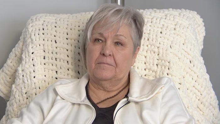 Louise Fedriko assise dans une chaise.