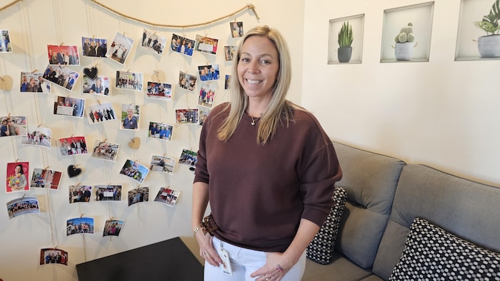 Stéphanie Abbott sourit à la caméra.