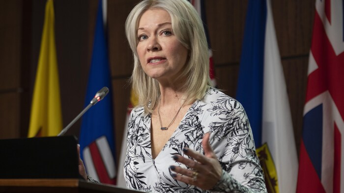 Candice Bergen parle en conférence de presse.