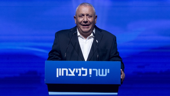 Gadi Eisenkot parle dans un micro.