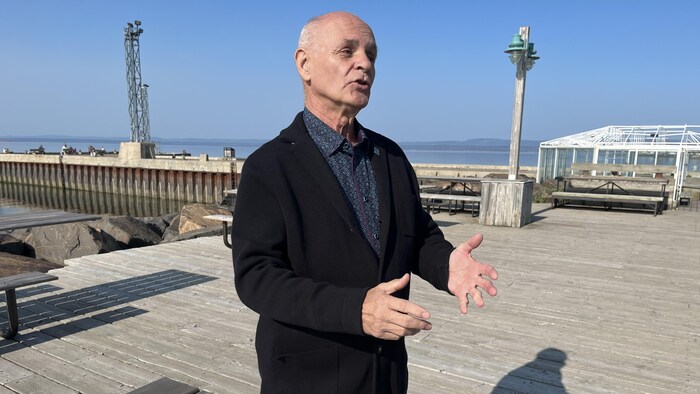 Un homme en plein discours sur le quai de Sept-Îles. 