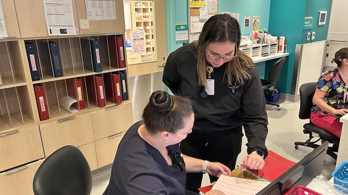 Une candidate discute avec une collègue infirmière.
