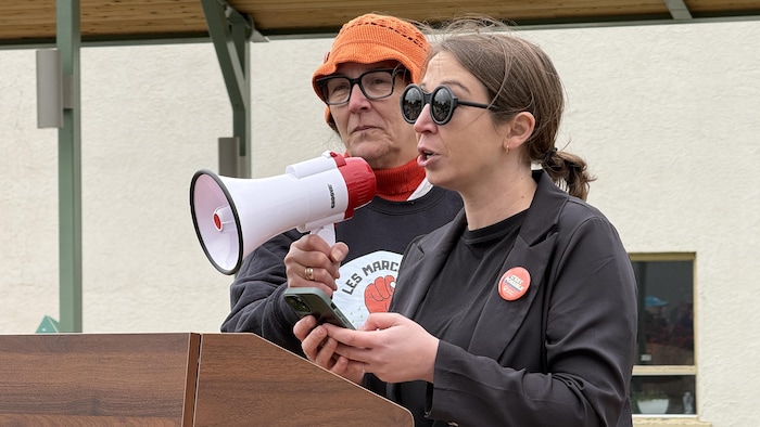 Joanie Bolduc s'adresse à son public. 