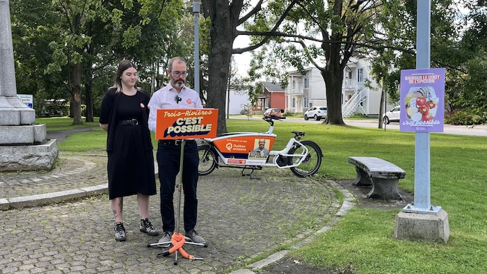 Steven Roy-Cullen et Katherine Heckersbruch dans un parc.