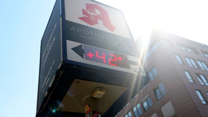 Un écran indique une température de 42 degrés Celsius.