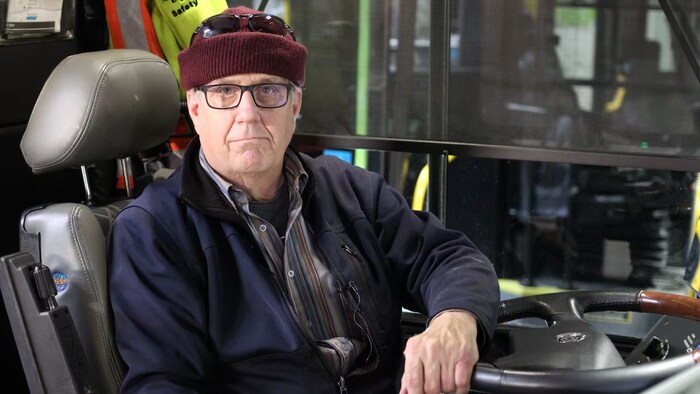 Alex Fuller est au volant d'un autobus.