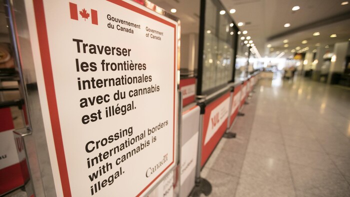 « Traverser les frontières internationales avec du cannabis est illégal », est-il écrit sur un panneau.