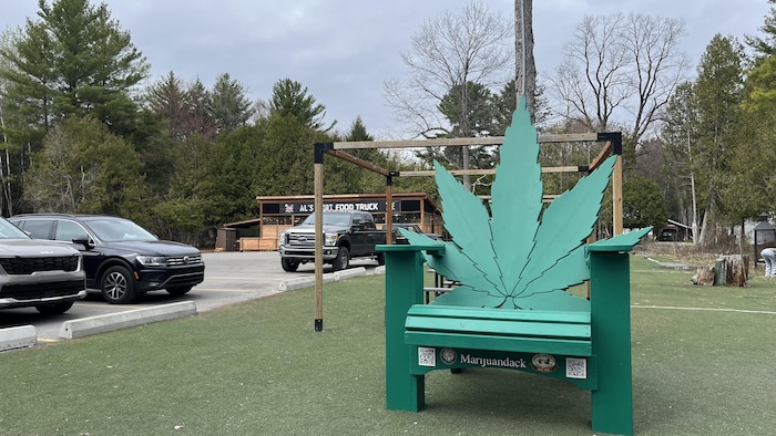 Une chaise Adirondack en forme de feuille de cannabis.