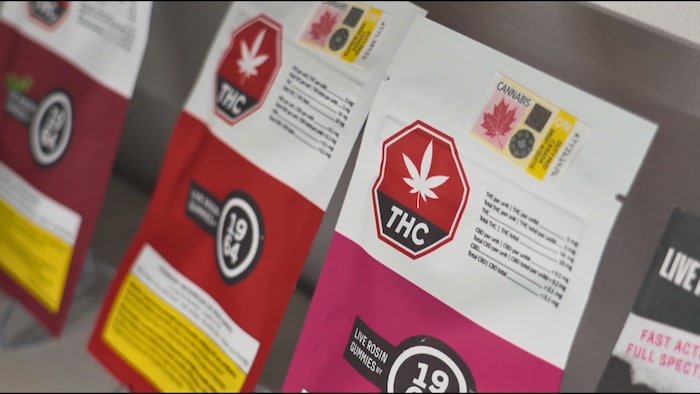 Des produits à base de cannabis dans une boutique légale de Toronto.