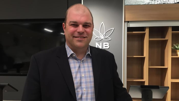 Brian Harriman présente le magasin avec un grand sourire aux lèvres