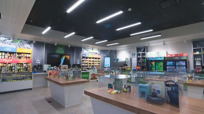 L'intérieur d'une boutique de Cannabis NB.