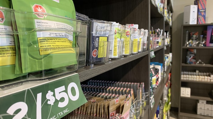 Un étalage de produits dans un magasin de Cannabis NB.