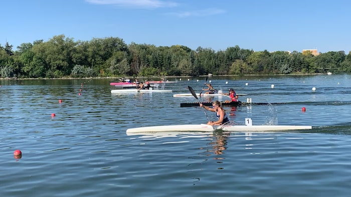 Des kayakistes lors d'une course sur le lac Wascana à Regina, en août 2025.