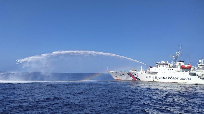Un navire de la Garde côtière chinoise, à droite, utilise ses canons à eau sur un navire du Bureau philippin des pêches et des ressources aquatiques.