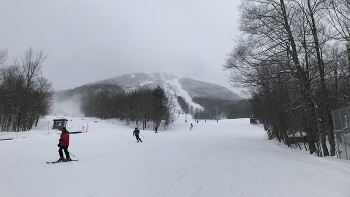 Des skieurs en action au pied du mont Orford.