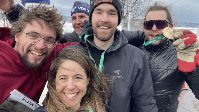 Les membres de l'équipe de canot à glace Abitibi posent pour un egoportrait collectif à à l'extérieur.