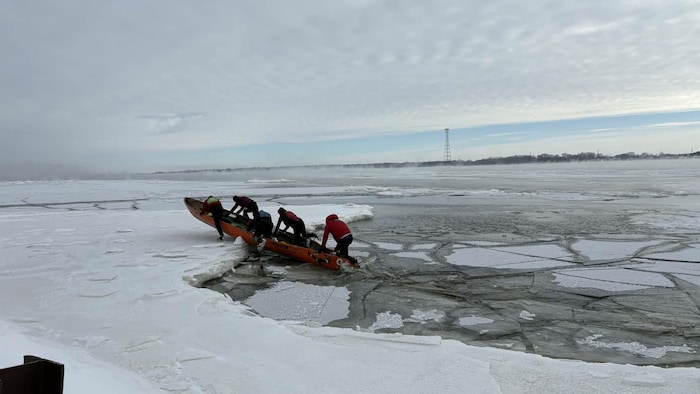 Un canot sort de l'eau glacée.