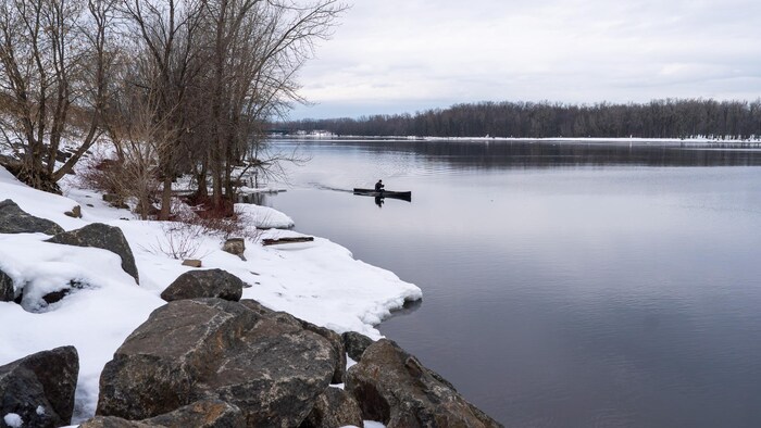 Un canotier sur l'eau en hiver.