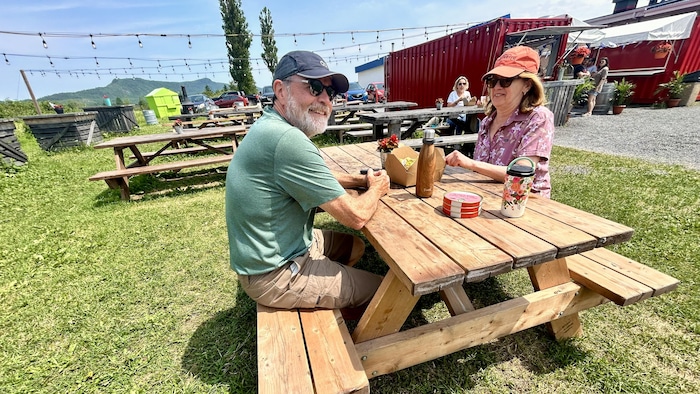 Gilles et Nathalie, attablés à la Cantine côtière.