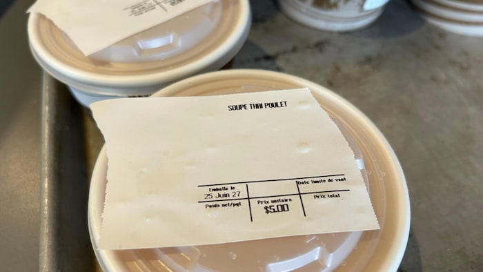 Un bol de soupe thaïe au poulet à 5 dollars.