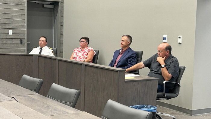Des personnes sont assises à une table.