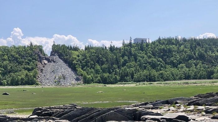 Une photo du cabouron du côté nord. Les dégâts du dynamitage sont bien apparents.