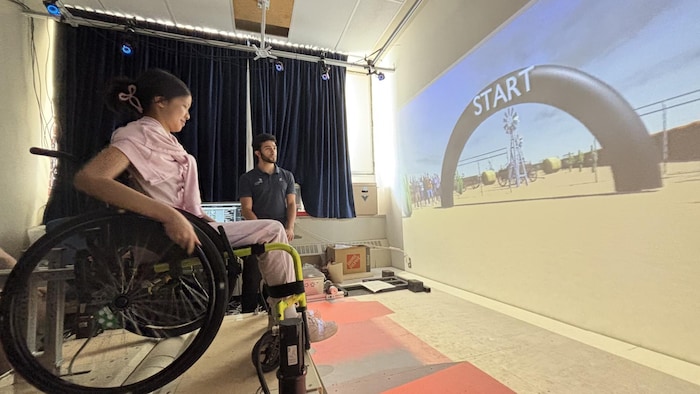 Une jeune s'exerce à manœuvrer un fauteuil roulant à l'Institut de réadaptation Gingras-Lindsay-de-Montréal.
