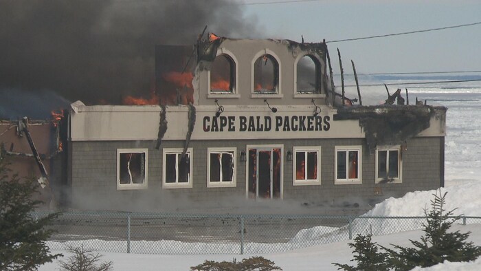 L'usine est la proie des flammes.