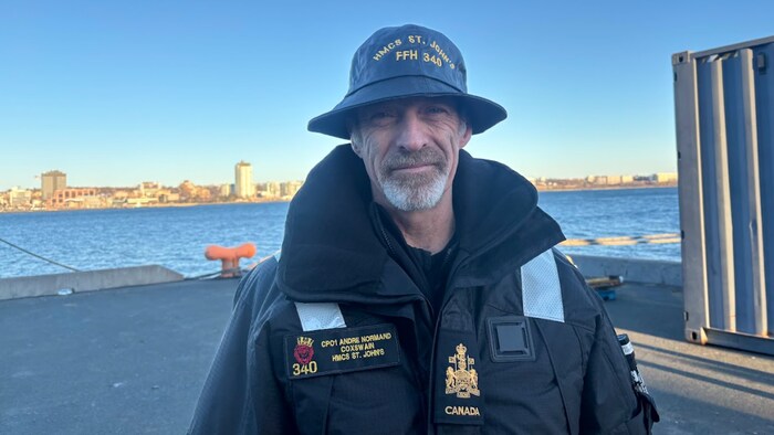 Le capitaine sur le quai
