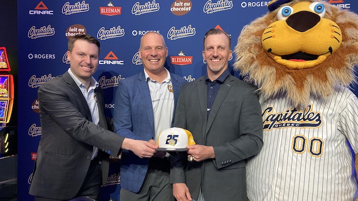 Charles Demers, Michel Laplante, Patrick Scalabrini, respectively vice-president, president and manager of the capitals of Quebec and Capi, the mascot of the team.